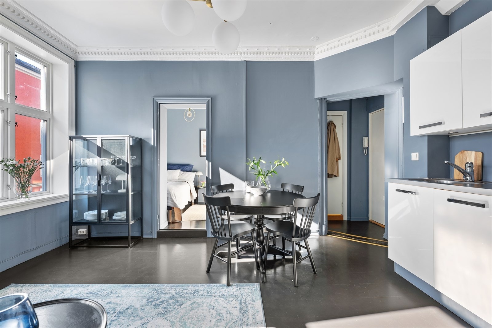 Luftig stue med god plass til sofagruppe med øvrig møblement. Galleribilde