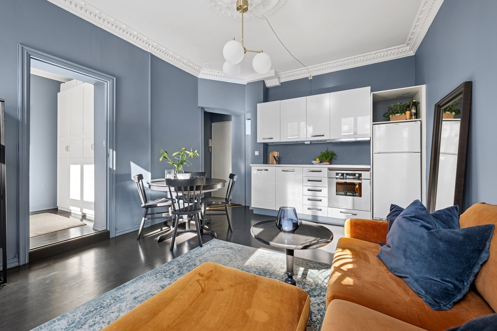 Dette er en lys, pen og sjarmerende 2-roms andelsleilighet med en sentral og attraktiv beliggenhet på øvre Grünerløkka. Galleribilde