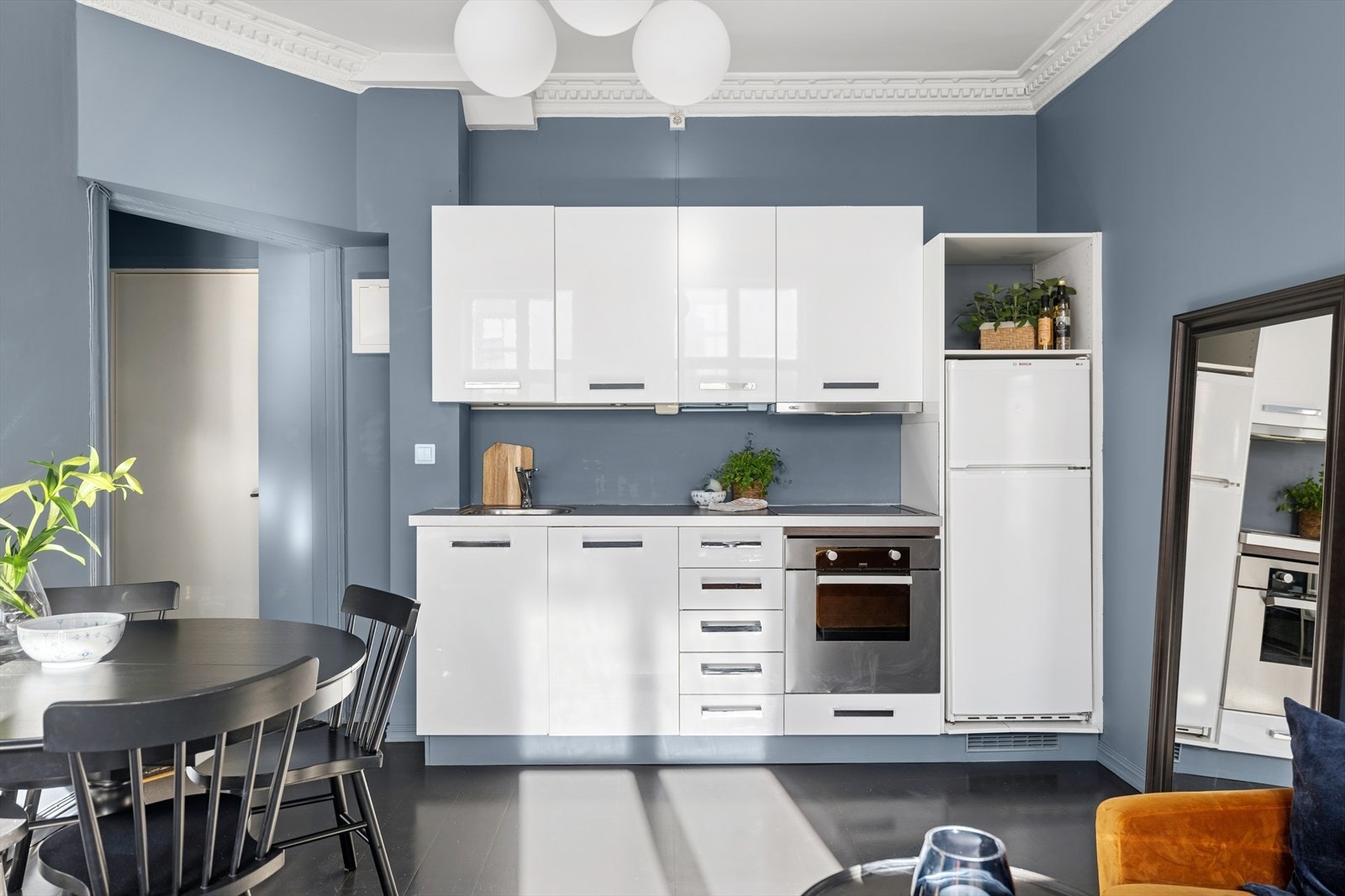 Kjøkkenet har integrerte hvitevarer som: stekeovn og platetopp fra Zanussi, avtrekksvifte fra Thermex. Det er opplegg for kjøleskap i høyskap. Galleribilde