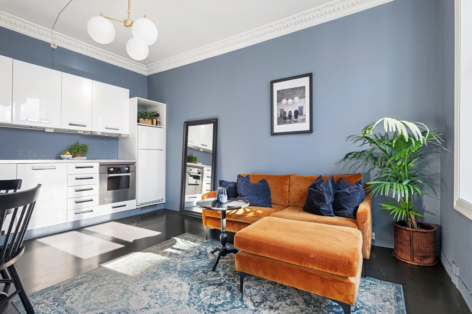 Denne fine leiligheten byr på klassiske detaljer, god takhøyde og store vindusflater. Galleribilde