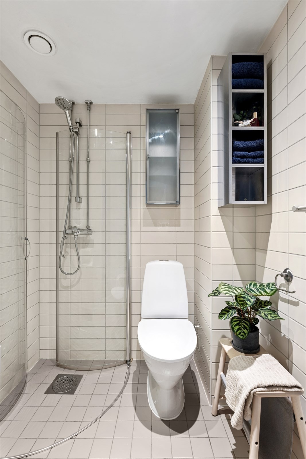 Badet er innredet med dusjnisje med svingbare dusjdører, veggmontert servantskap med god plass til oppbevaring. Videre er det gulvstående toalett. Galleribilde