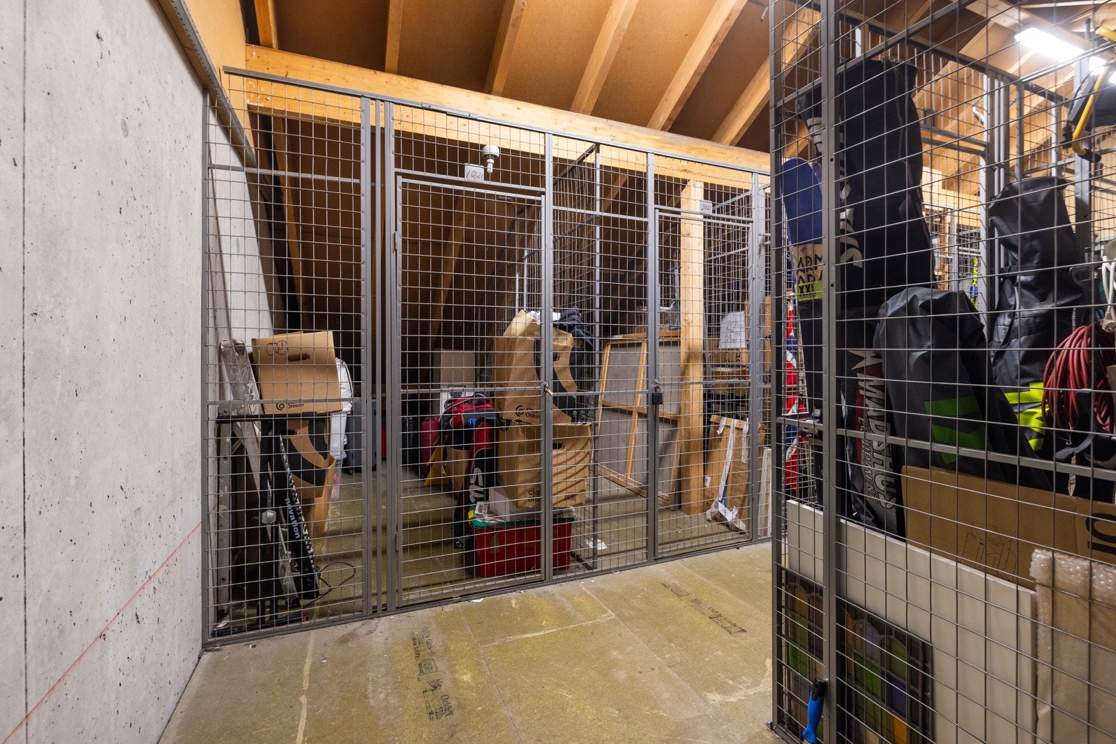 Sikker og romslig loftsbod gir rikelig med plass til oppbevaring av sesongutstyr og diverse. Galleribilde