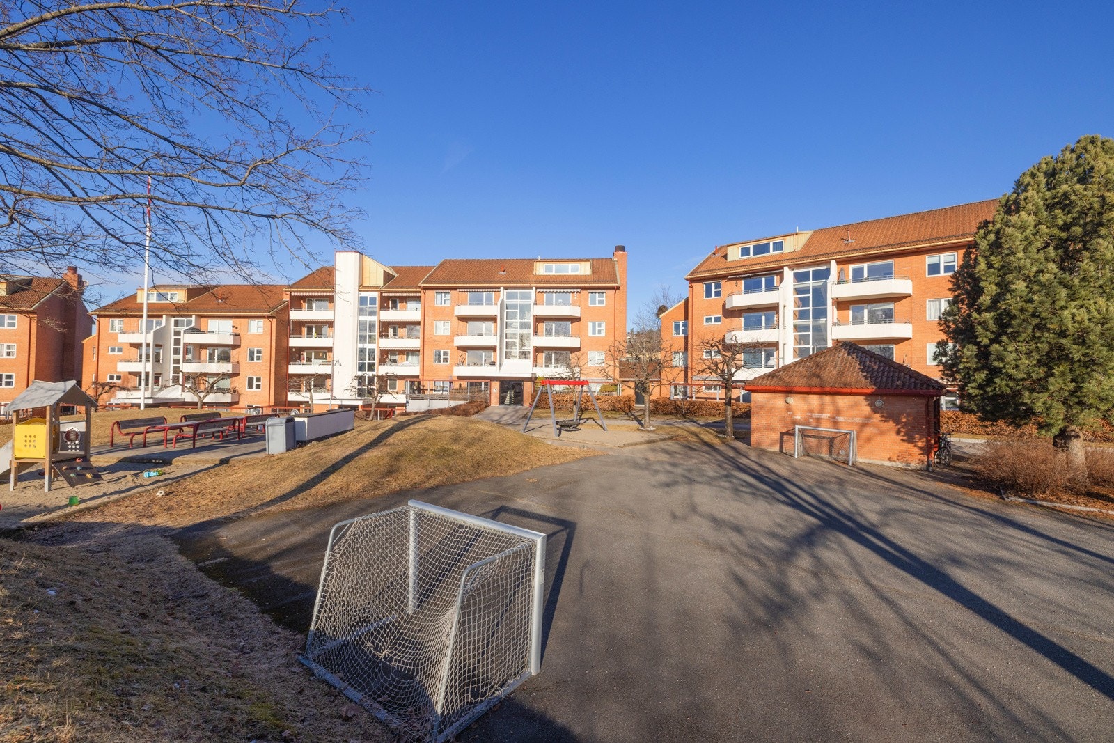 Borettslaget tilbyr store fellesarealer med godt vedlikeholdt lekeplass, noe som gjør dette til et ideelt bosted for familier. Galleribilde
