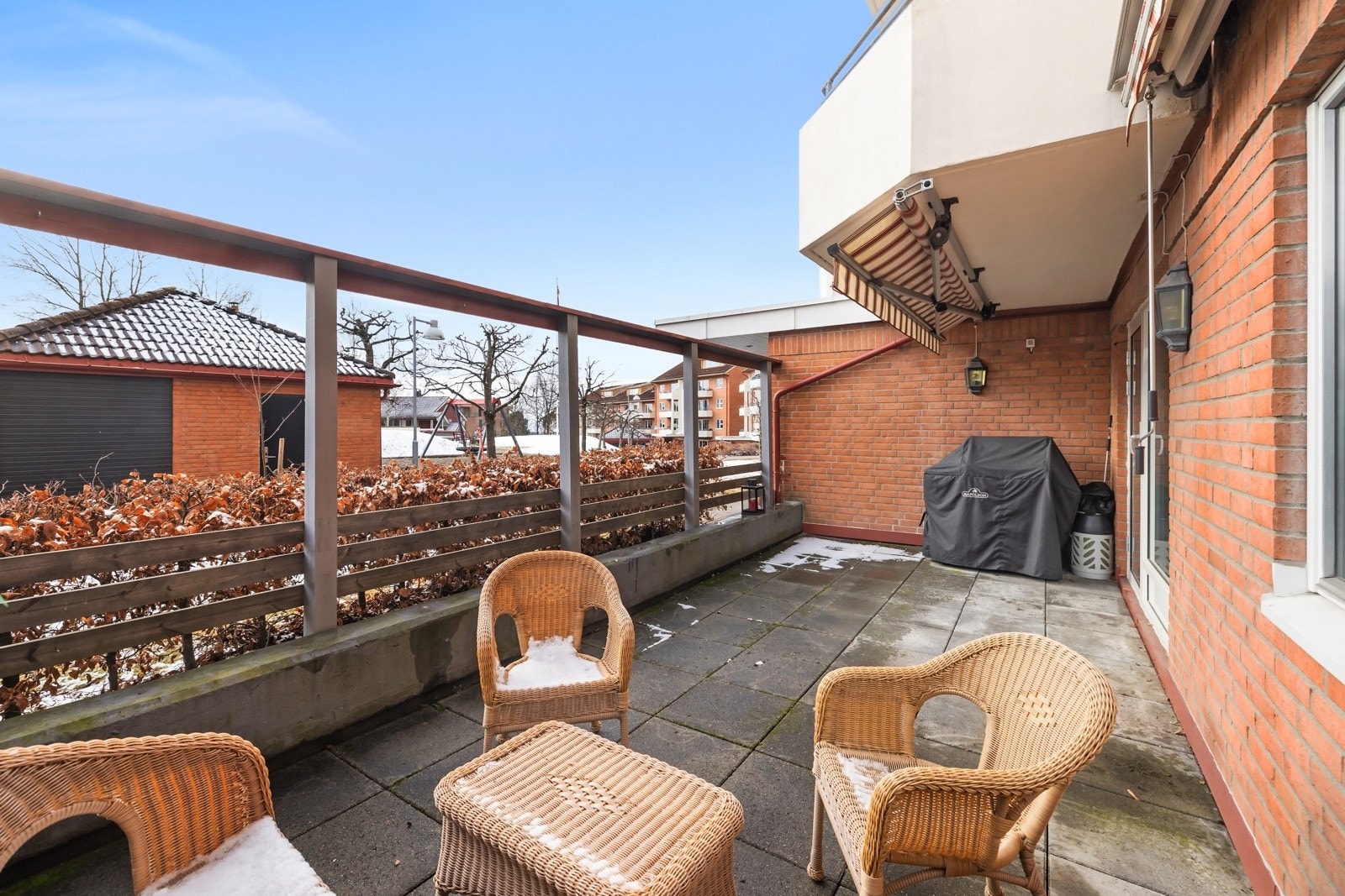 Innbydende og innholdsrik leilighet med to bad, separat vaskerom, garasjeplass utstyrt med elbillader og en stor markterrasse. Galleribilde