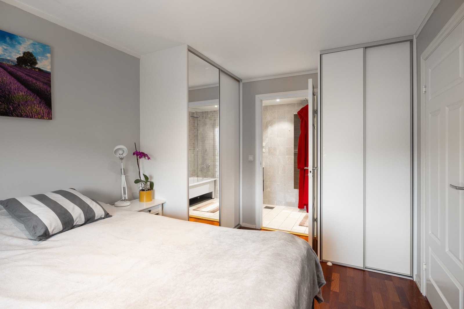 Soverommet har to skyvedørsgarderober for god oppbevaring og eget en-suite bad. Galleribilde