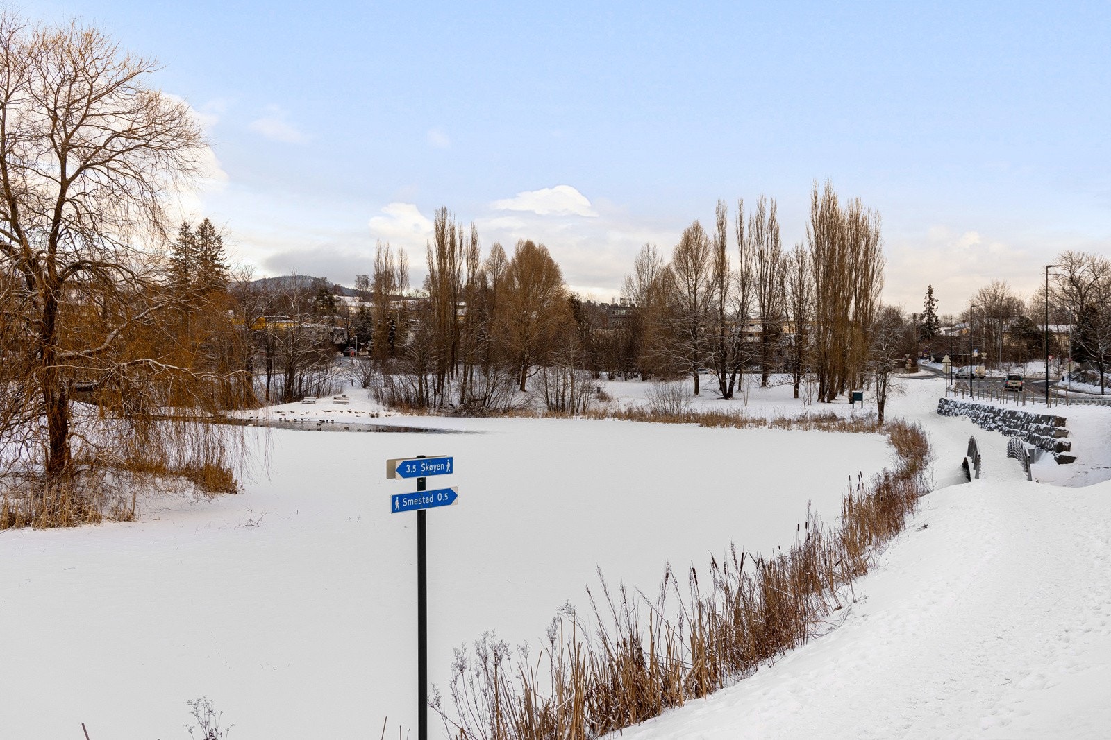 Idyllisk vinterlandskap ved Smestaddammen, perfekt for rolige spaserturer eller en rask tur til nærmeste t-banestasjon. Området tilbyr vakre naturomgivelser rett utenfor døren, ideelt for både rekreasjon og praktisk hverdagsliv. Galleribilde