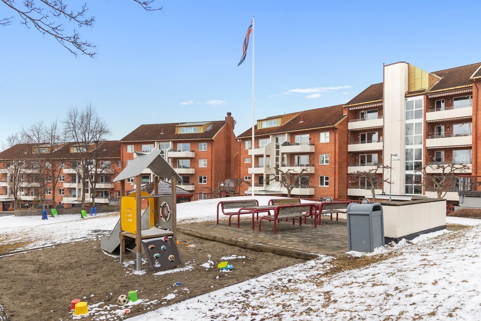Familievennlige omgivelser med tilgang til lekeplass, sittegrupper og godt organiserte fellesområder som inviterer til samvær og aktiviteter. Galleribilde