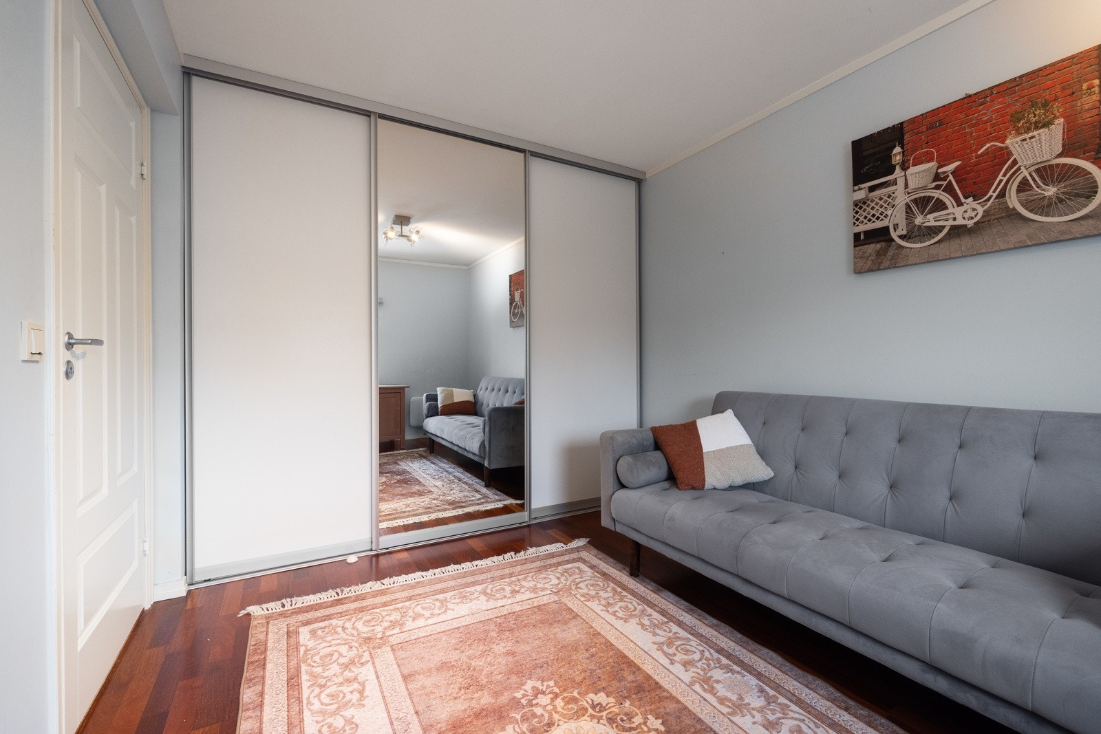 Her er det godt med oppbevaringsplass i en stor skyvedørsgarderobe langs hele den ene veggen. Galleribilde
