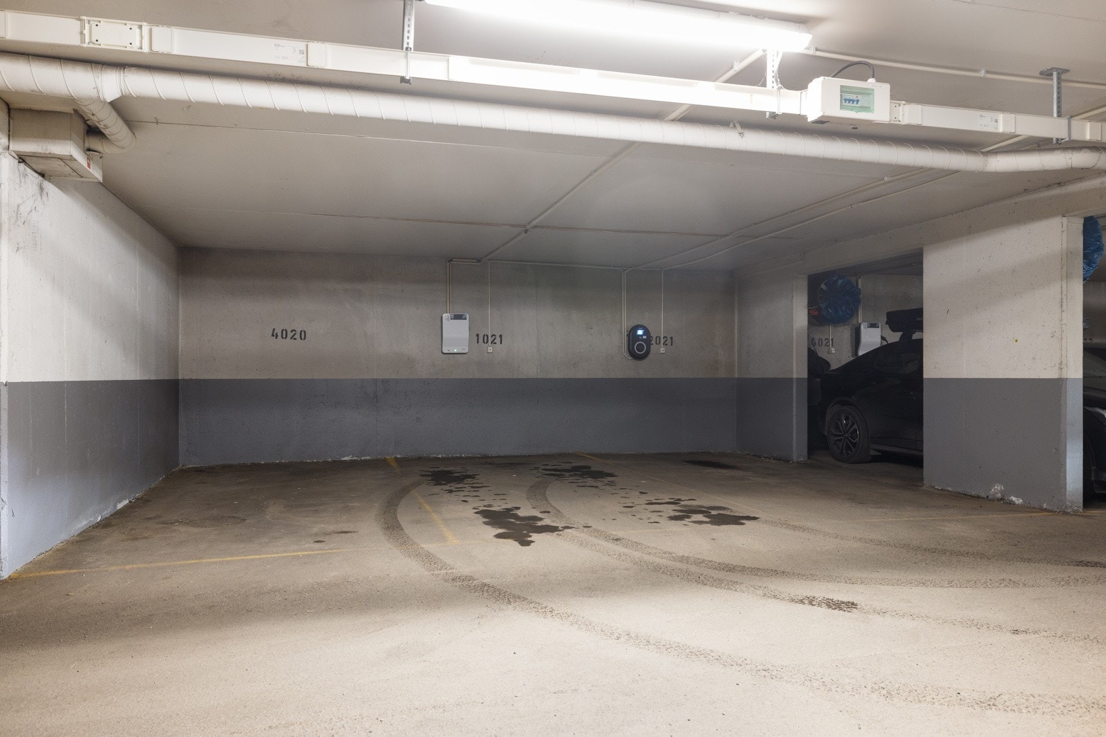 Leiligheten inkluderer en garasjeplass (nr 1021) med elbillader. Borettslaget tilbyr også muligheter for å leie ekstra parkeringsplasser og har gjesteparkering tilgjengelig. Galleribilde