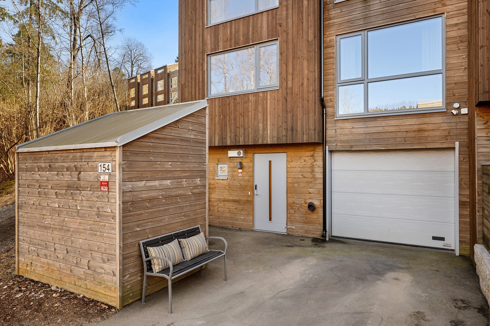 Rett utenfor inngangspartiet ligger det en praktisk utvendig bod Galleribilde