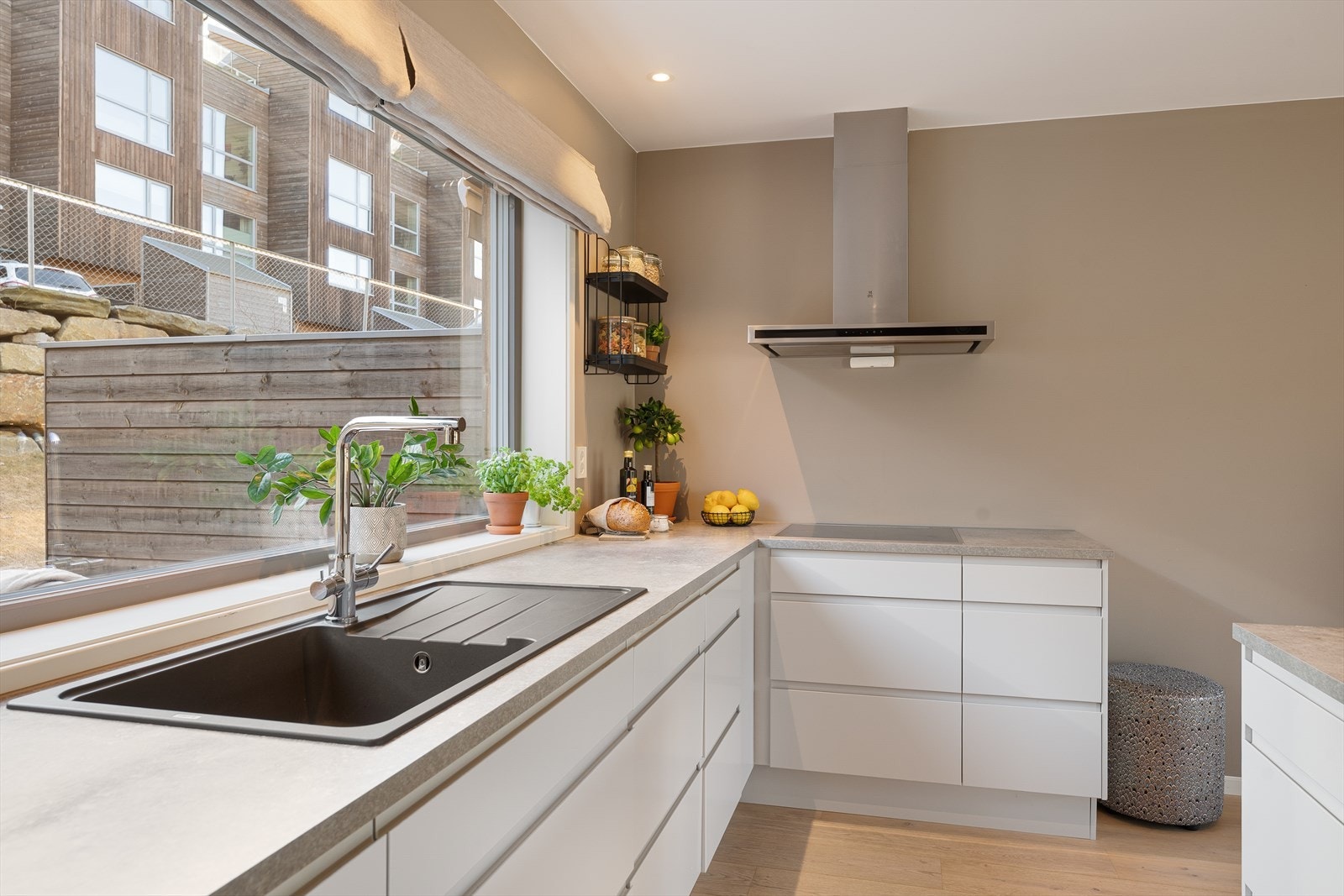 Kjøkkeninnredning bestående av b.la. laminat benkeplate, kjøl/fryseskap, oppvaskmaskin, platetopp, micro,
stekeovn, vannstoppsystem og komfyrvakt. Galleribilde