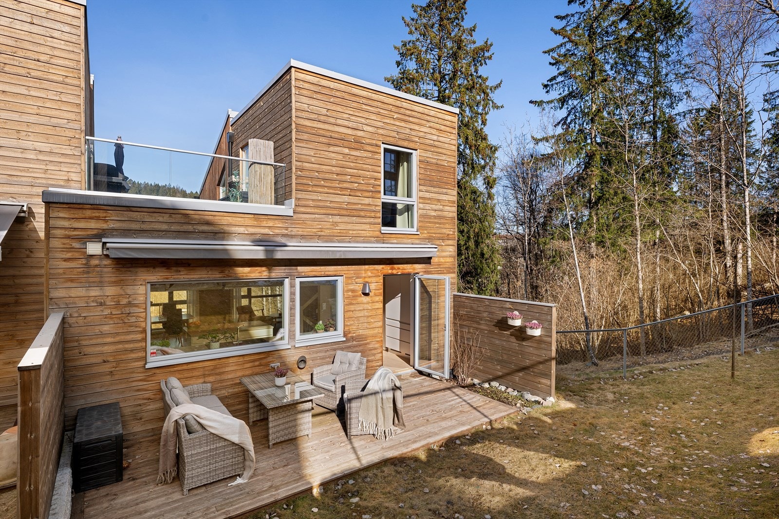 Boligen strekker seg over 4-plan og har blant annet to solrike uteplasser, samt ligger boligen i enden av rekkehusene. Galleribilde