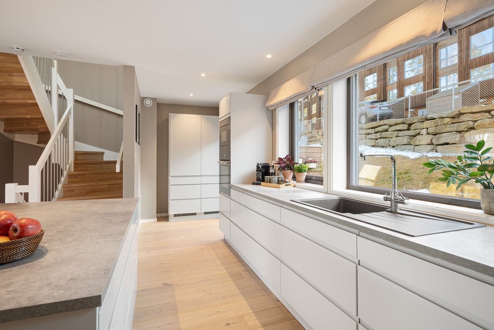 Rikelig med skap- og benkeplass Galleribilde