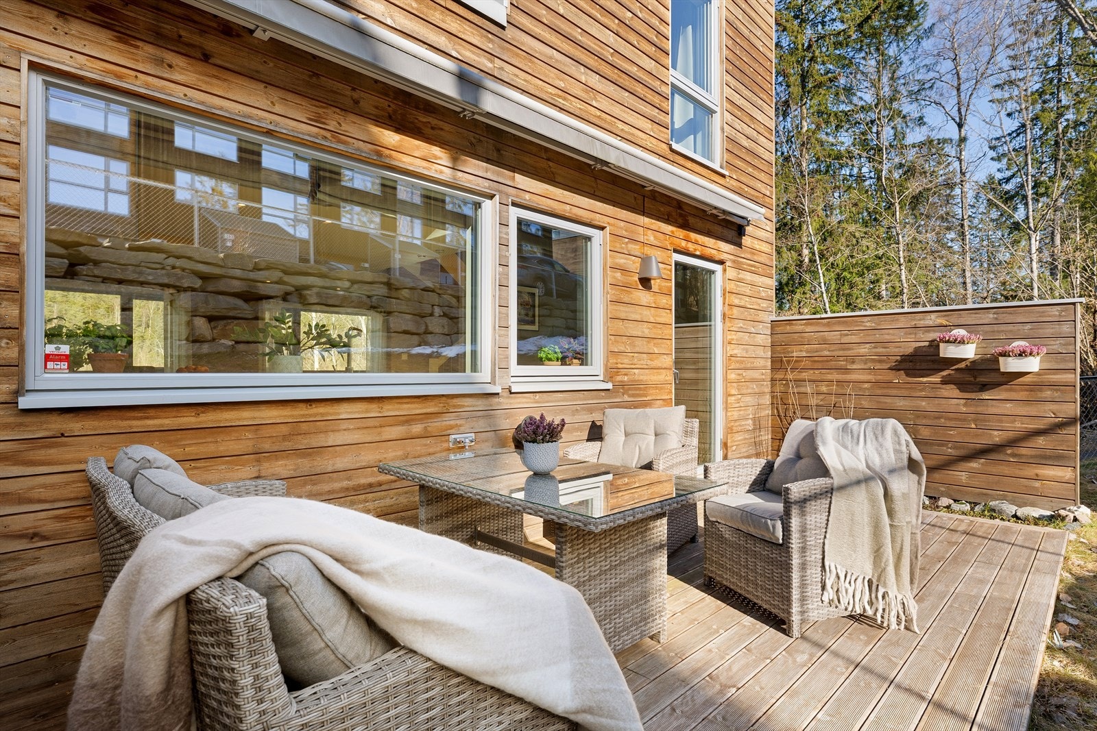 Utgang fra kjøkkenet til en herlig markterrasse med hageparti. Galleribilde