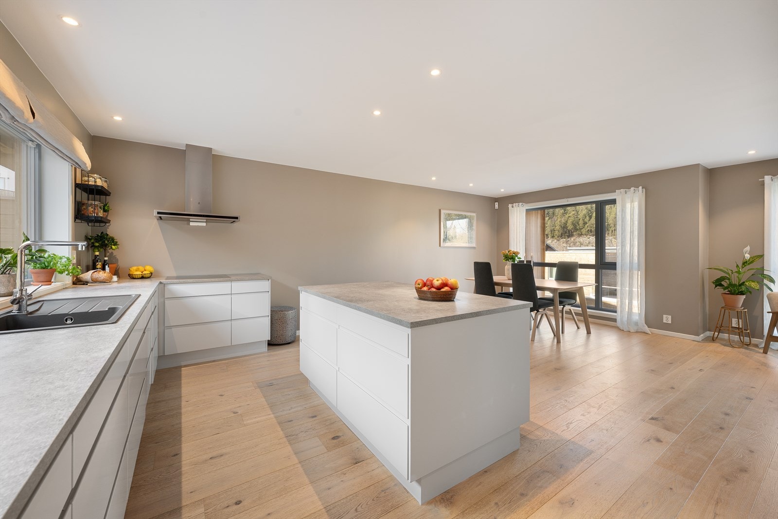 Boligen holder en gjennomgående standard med blant annet balansert ventilasjon og vannbåren gulvvarme i 3. etasjer Galleribilde