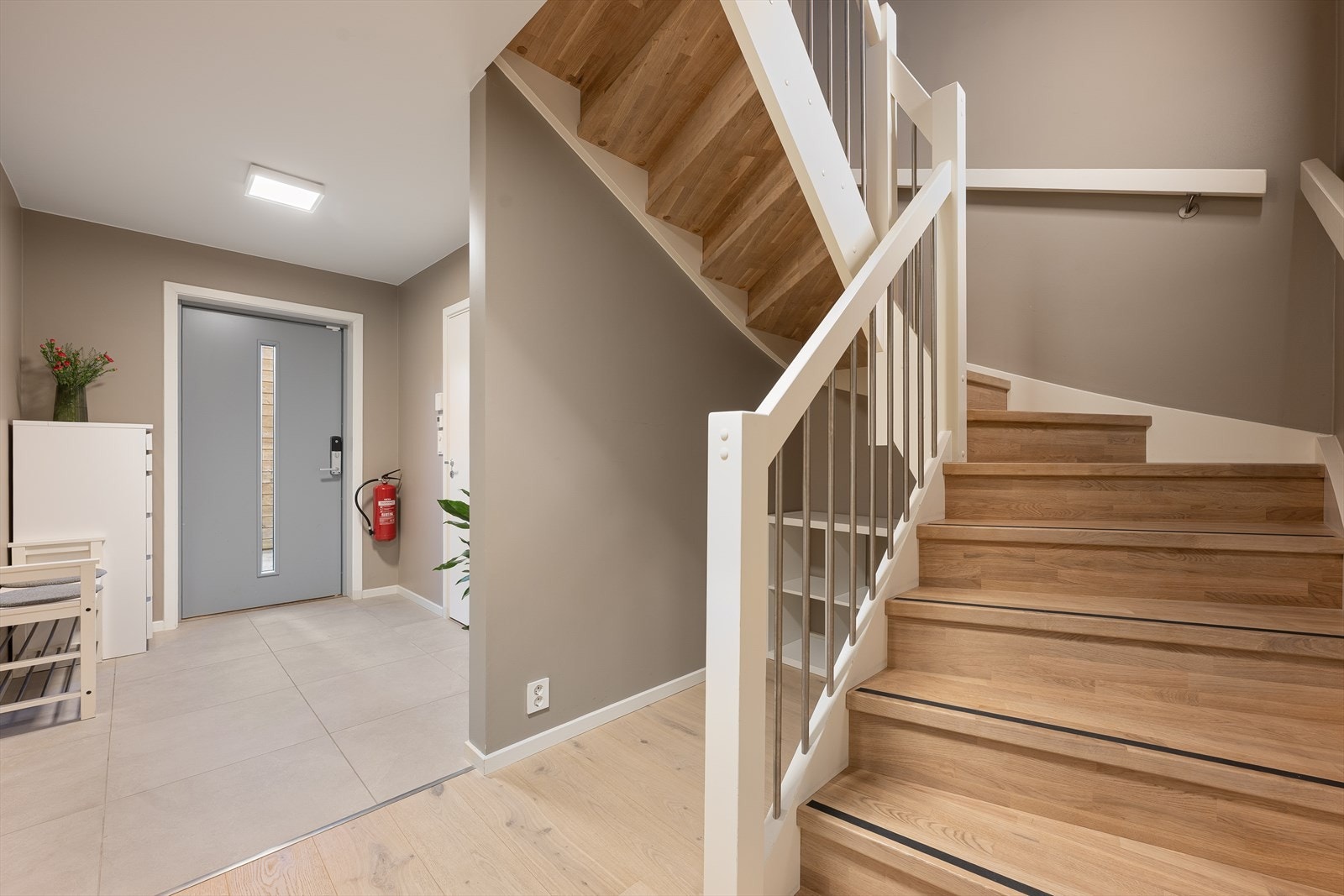 Mulighet for ytterligere oppbevaring under trappen Galleribilde