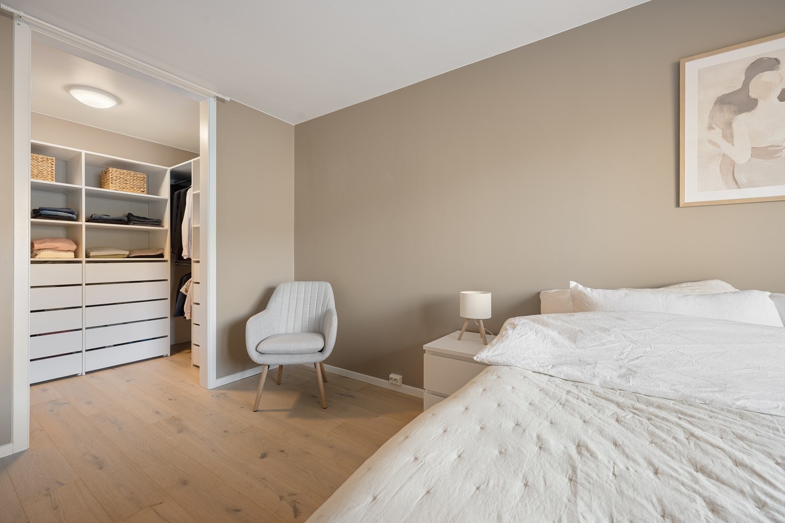 Praktisk walk-in-closet med mye oppbevaringsplass Galleribilde