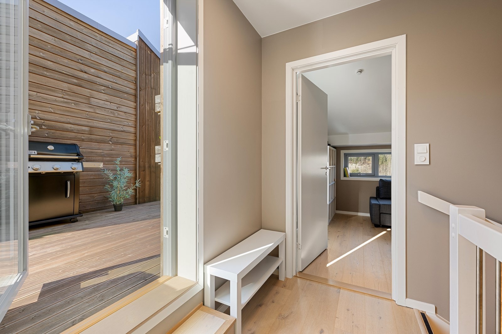 Utgang til boligens solrike takterrasse på hele 20 m² Galleribilde