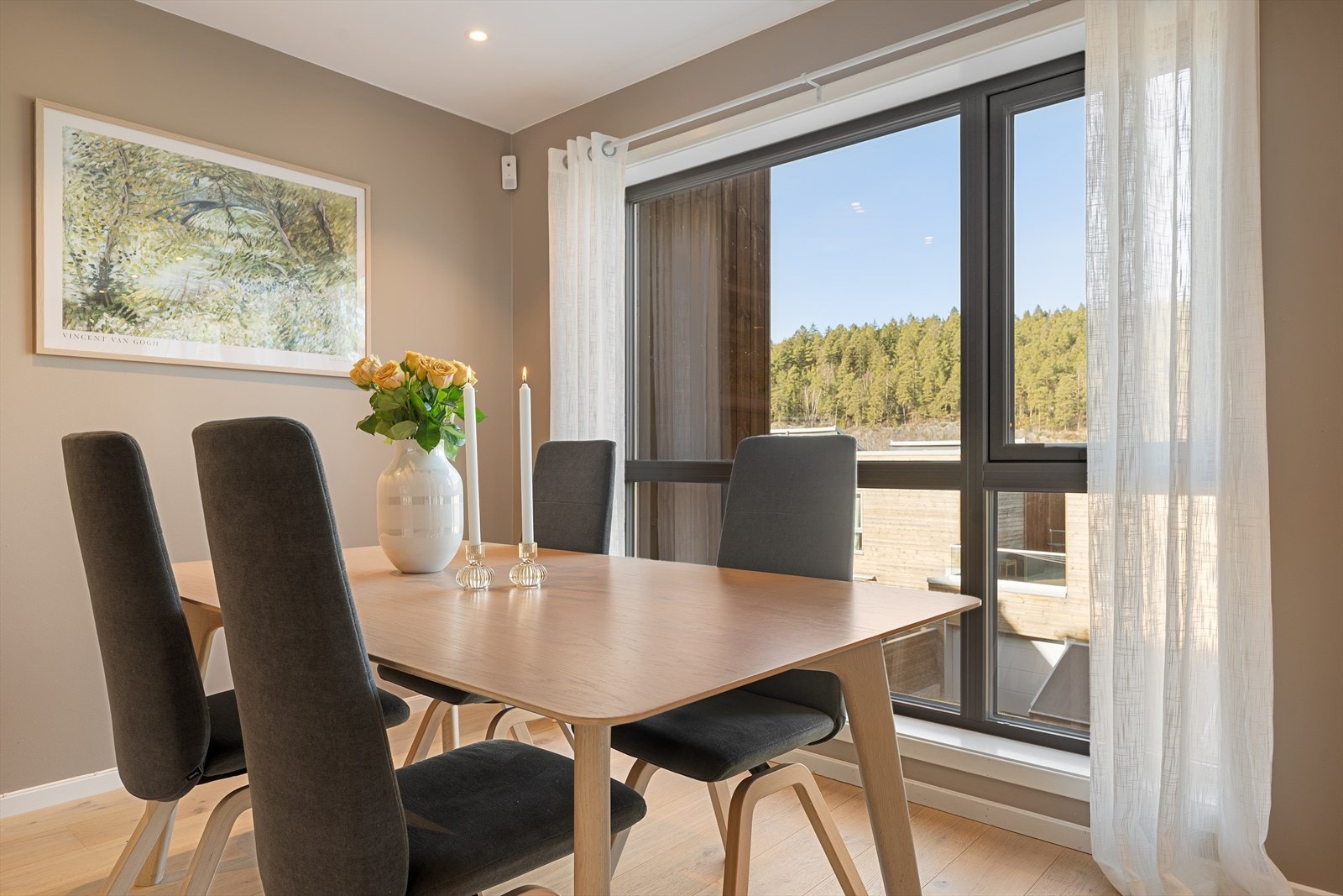 God plass til stort spisebord i stuen. Her kan man se frem til hyggelige sammenkomster med venner og familie Galleribilde