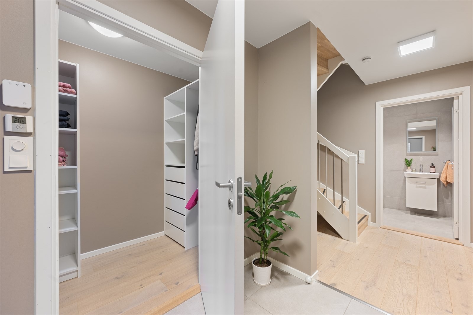 Romslig entré med god plass til oppbevaring i innvendig bod/teknisk rom Galleribilde