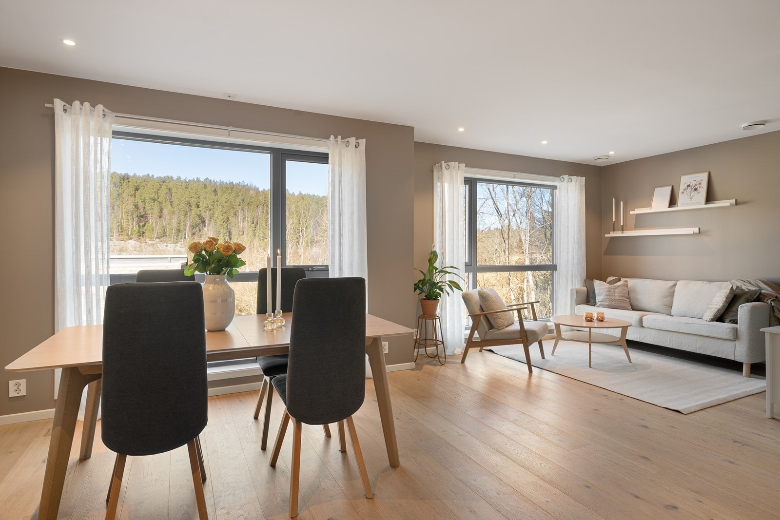 Stor og gjennomgående stue med åpen kjøkkenløsning og definerte soner. Store vinduer med naturvennlig utsyn. Galleribilde