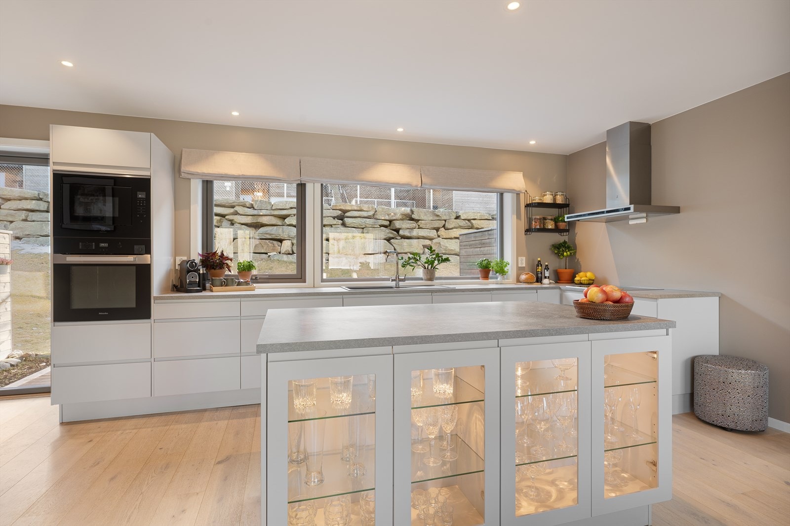 Kjøkkenet består blant annet av en lekker belyst kjøkkenøy, som bidrar til ekstra lagring og en hyggelig atmosfære Galleribilde