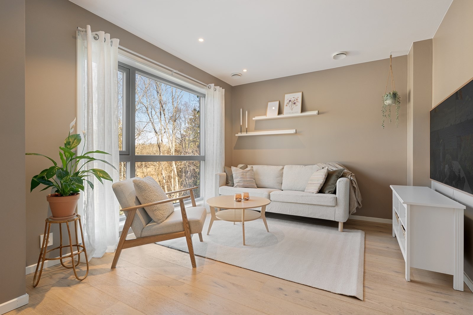 God plass til sofagruppe og tilhørende møblement Galleribilde