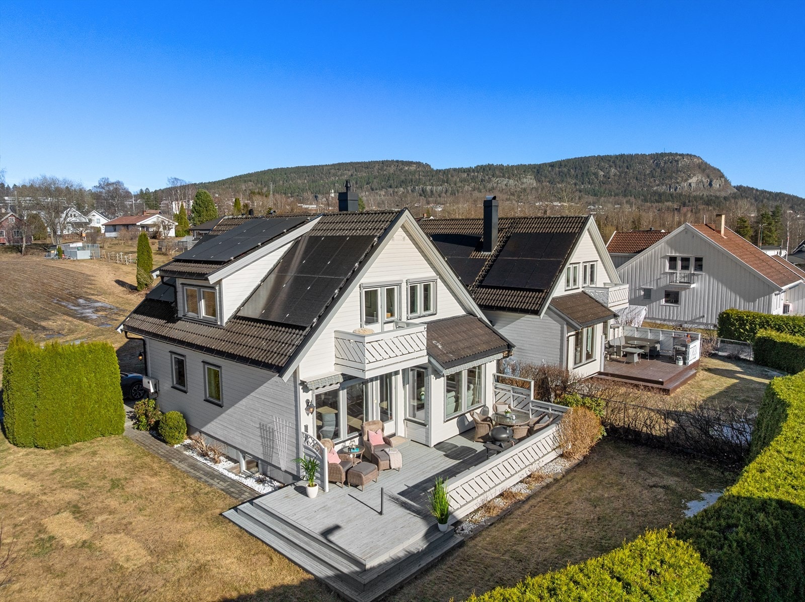 Huset ble malt utvendig i 2023, samt utskiftning av de fleste vindskiene og utvendig screens ble montert på alle vinduer mot syd. Galleribilde