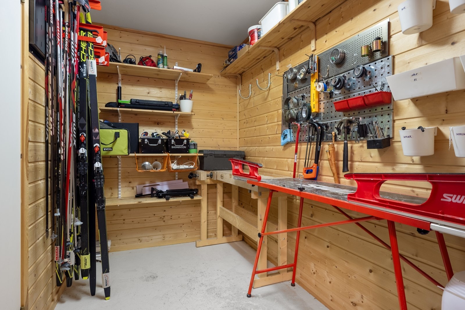 I boligens kjeller finner man tre boder. Her er det gode lagringsmuligheter. Galleribilde