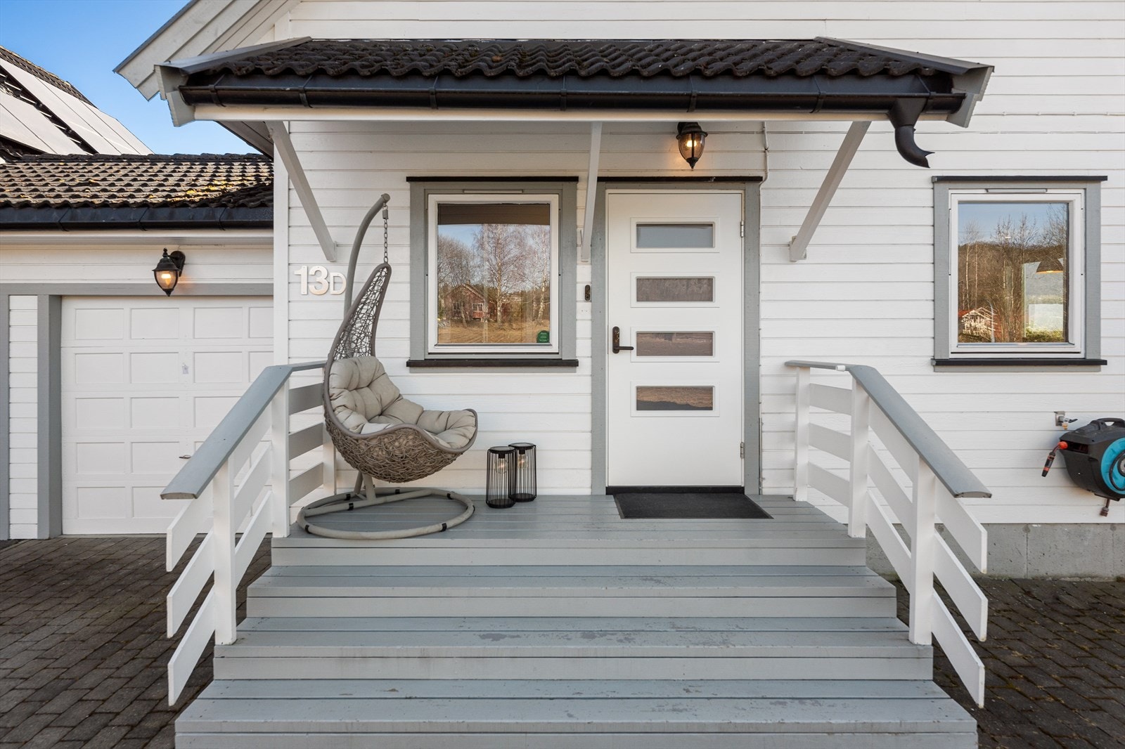 Boligen har et innbydende inngangsparti med ny ytterdør fra 2020. Galleribilde