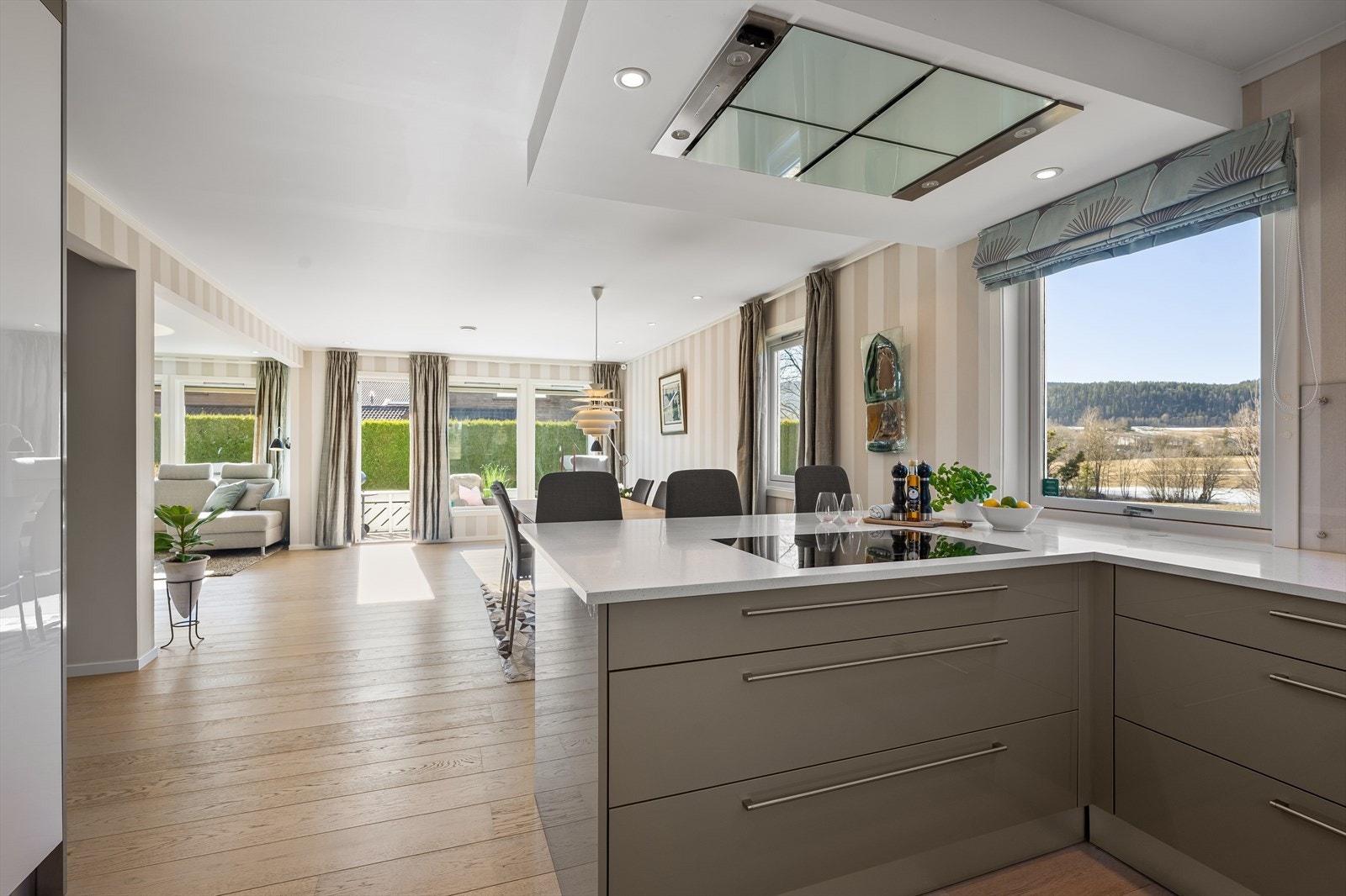 Den åpne løsningen gjør det enkelt for deg å underholde gjestene dine samtidig som maten tilberedes. Her kan husets kokk virkelig kose seg. Galleribilde