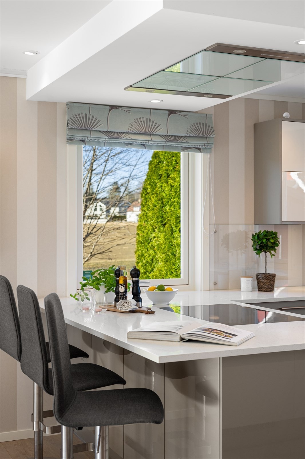 Praktisk barløsning fungerer like godt for gjester som skal underholdes, som til lekselesing. Galleribilde