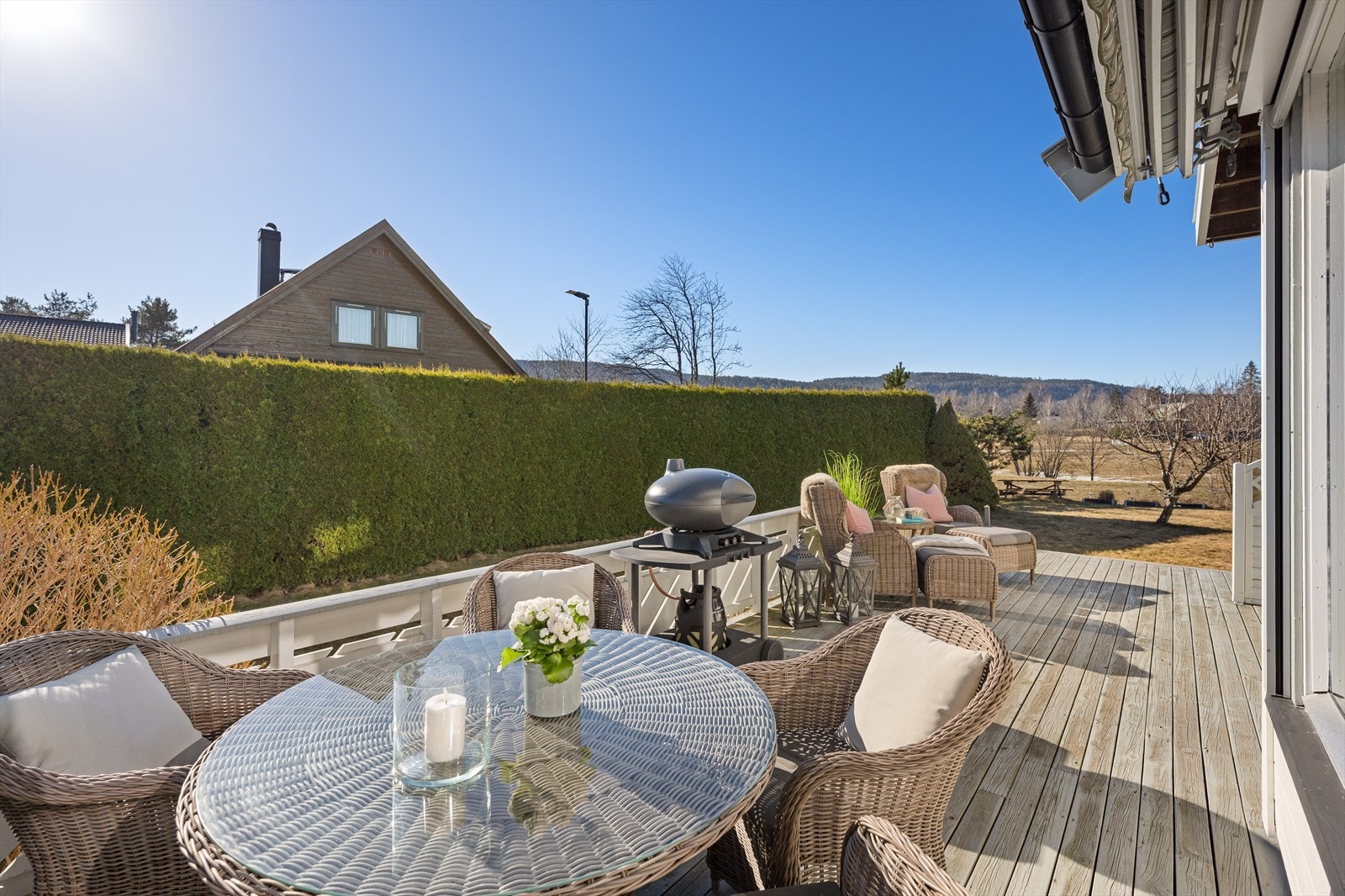 Terrassen blir som en forlengelse av stuen på varme dager og har godt med plass til utemøblement, grill, blomster etc. Galleribilde