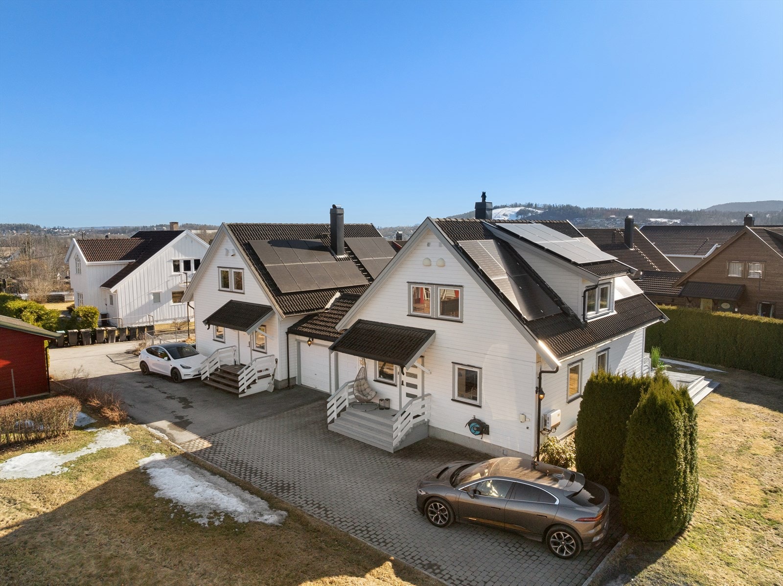 Parkering i garasje, samt biloppstillingsplass med plass til 2 biler. Lader for el-bil er montert på gårdsplassen i 2019. Galleribilde