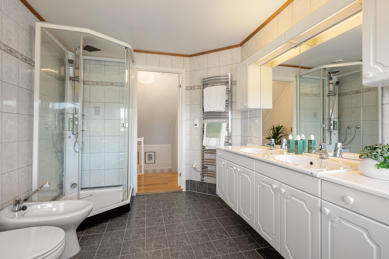 I hjørnet av rommet finner man et dusjkabinett med takdusj og håndholdt spylefunksjon. Det er varmekabler i gulvet som gir en lun og god følelse. Her har du alt du trenger for å få en god start på dagen. Galleribilde