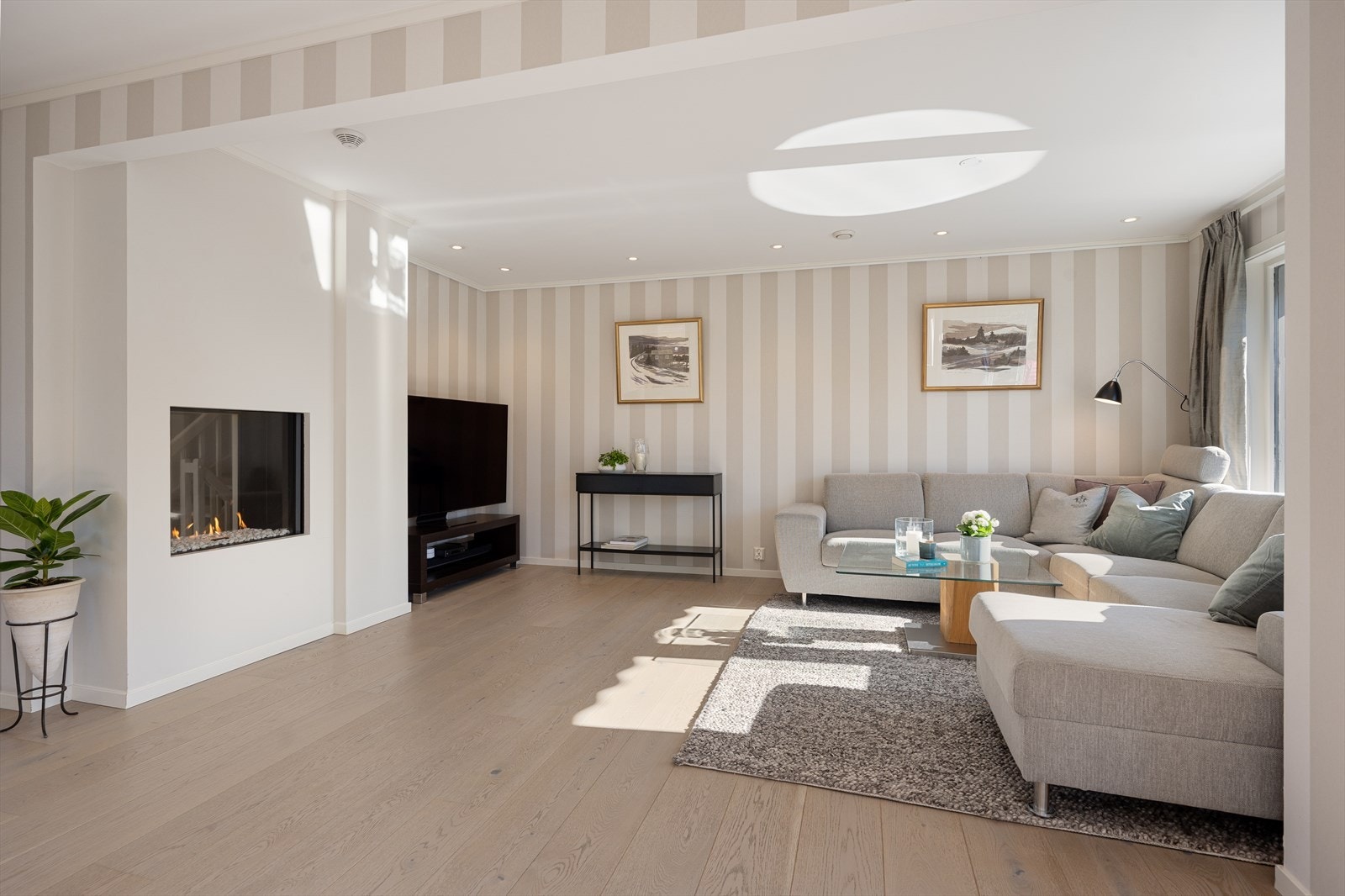 I ble 2015 ble 1.etasje ble pusset opp(eks wc og entré) samt oppgradert el-anlegg på kjøkken, stue + div, samt varmefolie i stue/kjøkken. Galleribilde