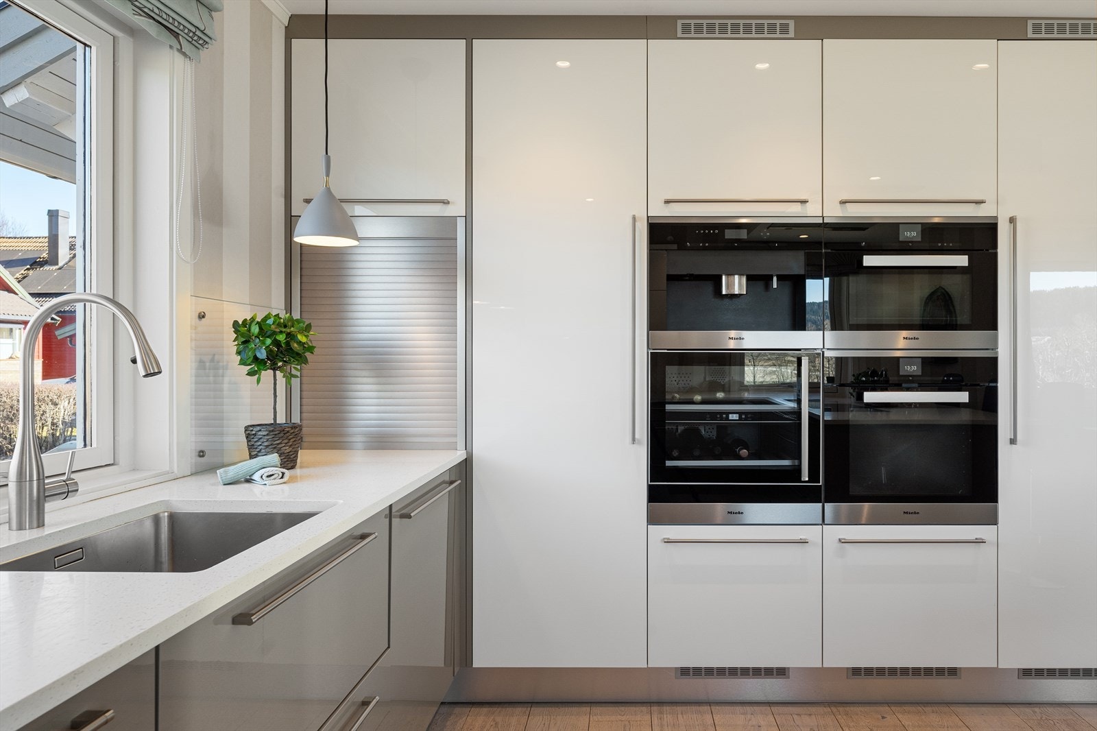 Funksjonabelt og stilrent kjøkken utstyrt med integrerte hvitevarer. Alle integrerte hvitevarer medfølger (Ovn, kjøleskap, dampovn, kaffemaskin, varmeskuff og induksjonstopp alt fra Miele, Vinskap fra Norcool) Galleribilde