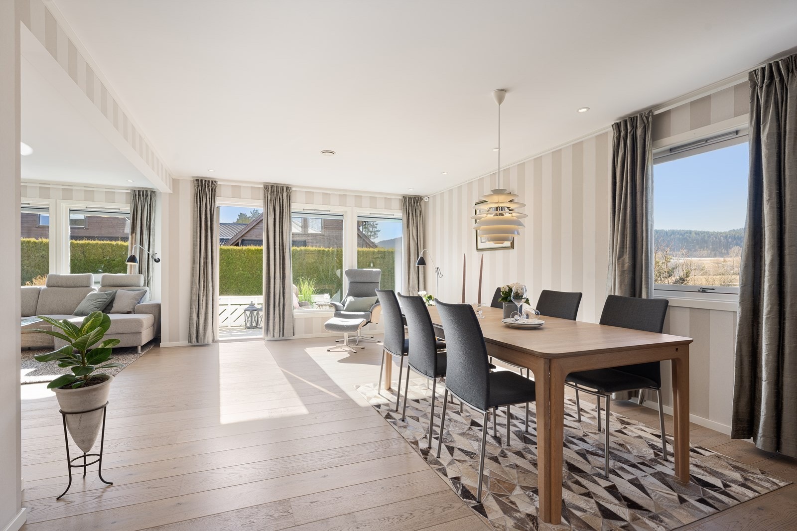 Fra entréen kommer du inn til samlingspunktet i boligen, stuen. Galleribilde