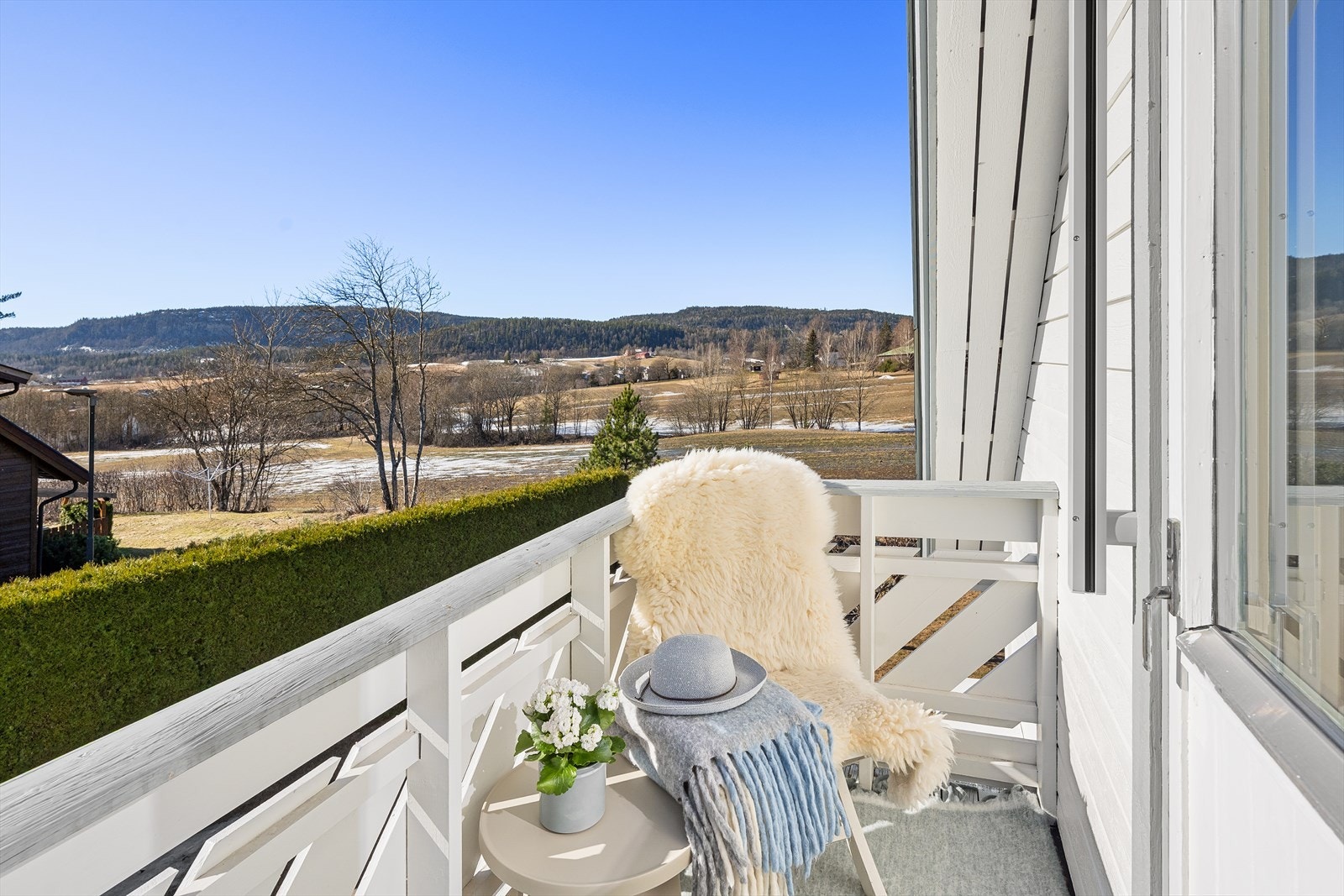 Praktisk luftebalkong med utgang fra hovedsoverom. Galleribilde