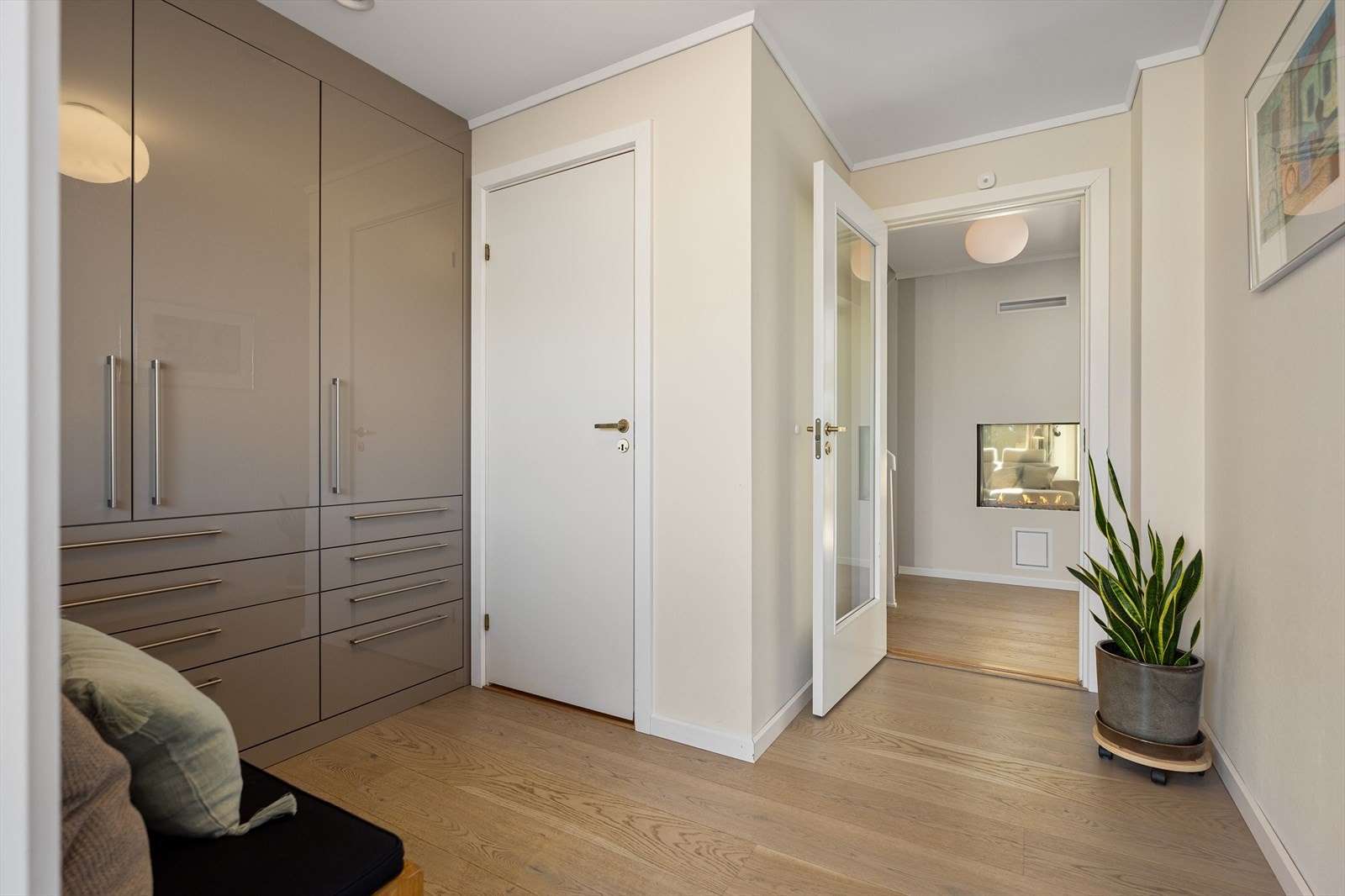 Entréen fungerer som et praktisk knutepunkt mellom alle boligens rom og gir et godt førsteinntrykk av boligen. Her er det godt med plass til klesoppheng og sko. Galleribilde