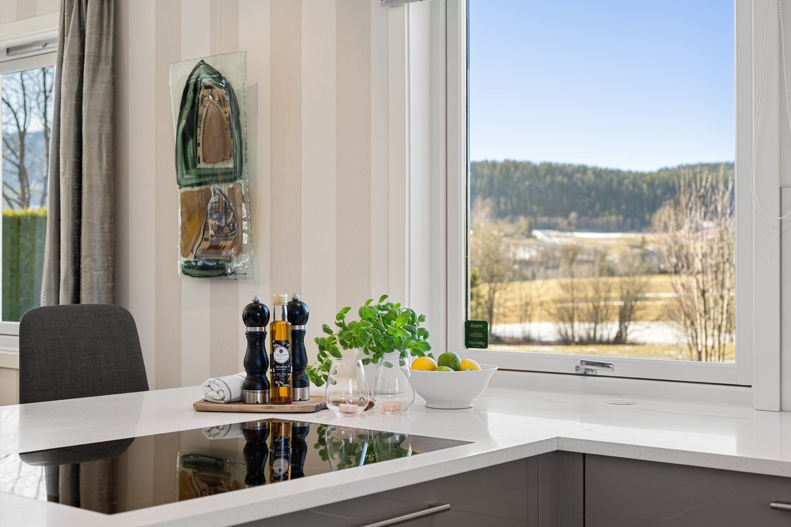 Rene og lyse overflater! Elektrisk pop-up-stikk i benkeplate. Galleribilde