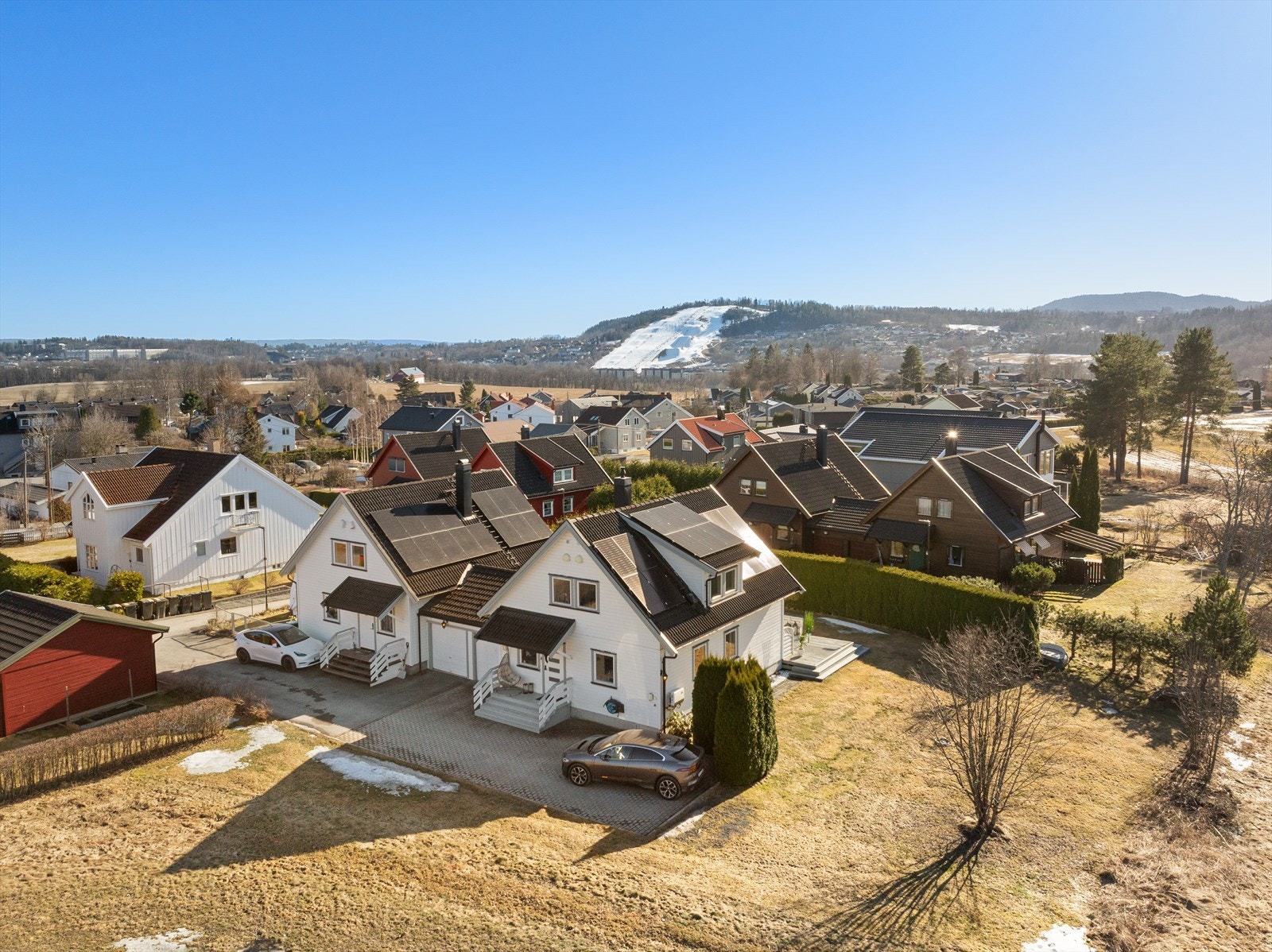 Gode treningsmuligheter rett utenfor døra opp mot Bærums Verk og helt ned til Vøyenenga/Sandvika. Ski og aking på Einåsen om vinteren, samt kort vei til Kirkerudbakken, Lommedalen og Kolsås skisenter. Galleribilde