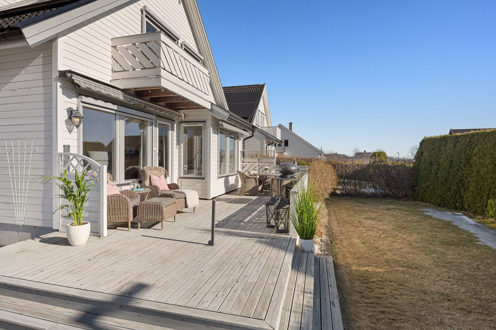 Fra stuen er det utgang til en sydvestvendt markterrasse på ca. 32 kvm, med videre adkomst til den idylliske hagen. Galleribilde