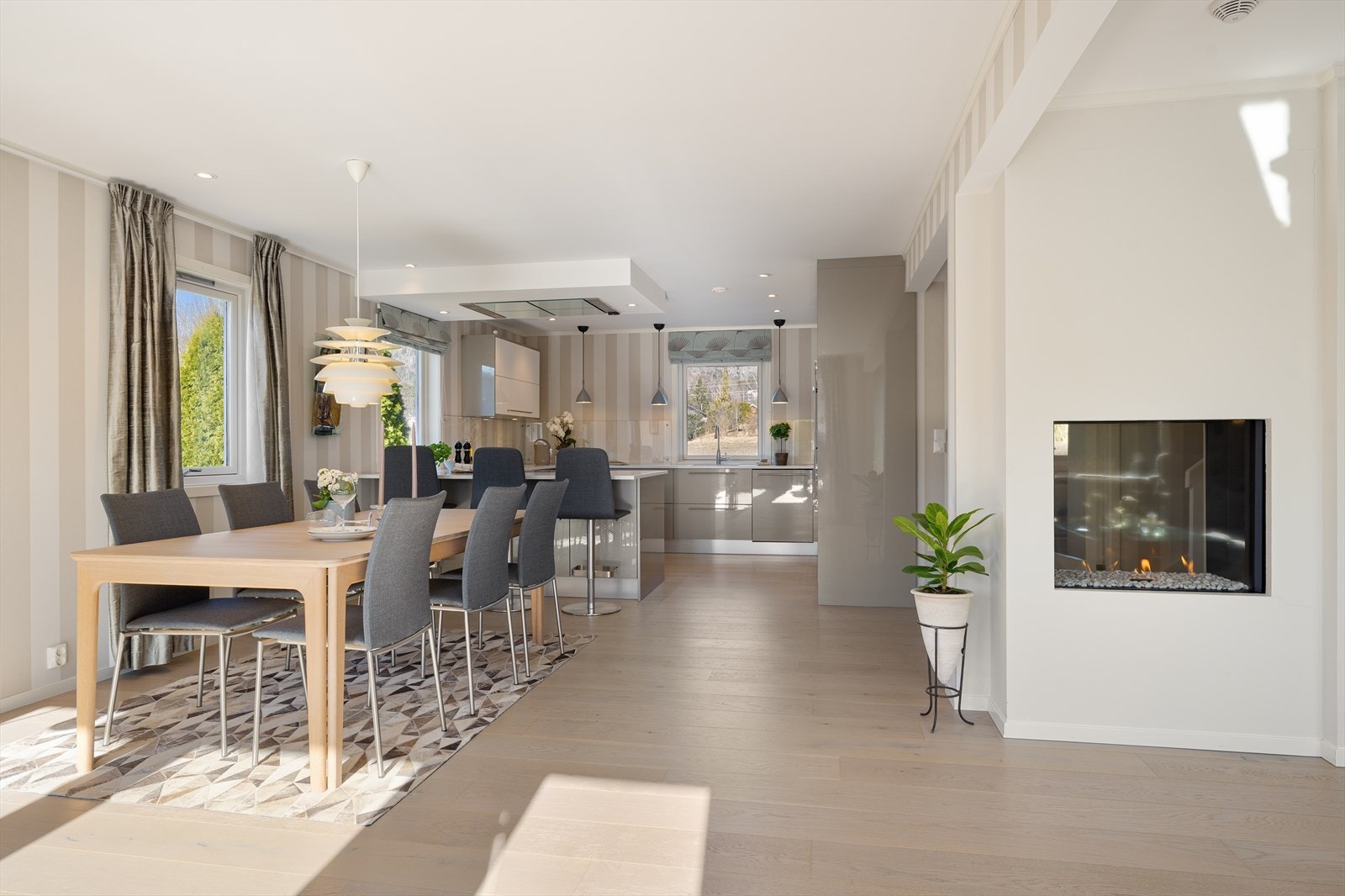 Kjøkkenet er designet og innredet med tanke på funksjonalitet, og er et hyggelig oppholdsrom. Galleribilde