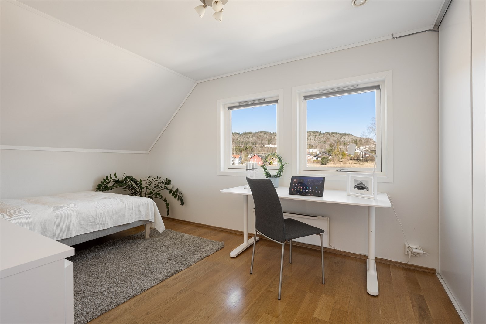 Soverom 3 med stort walk-in-garderobeskap. Originalt tenkt som hovedsoverom. Galleribilde