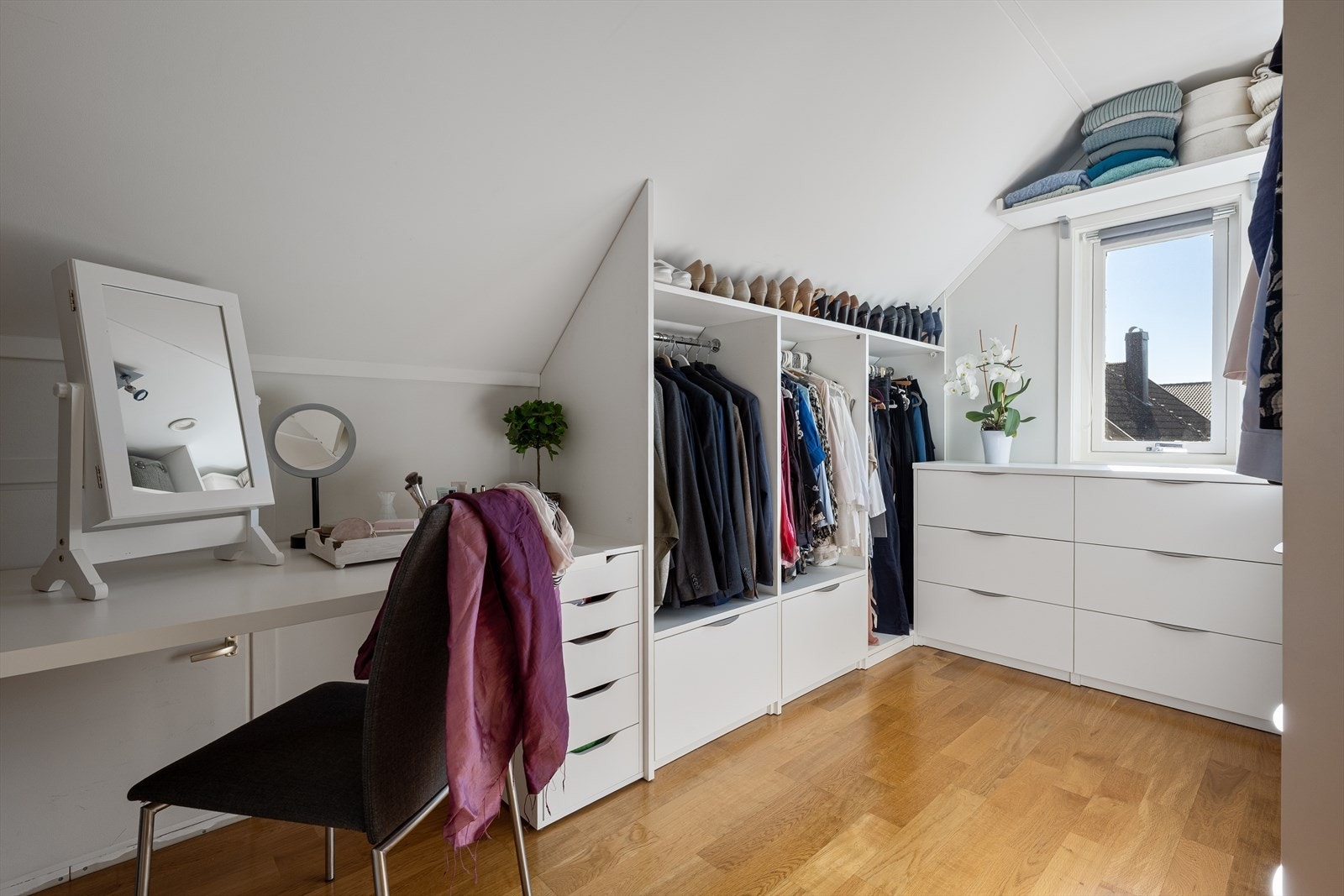 Soverom 2 benyttes i dag som et praktisk walk-in-closet. Dette kan enkelt gjøres om til barnerom igjen. Galleribilde