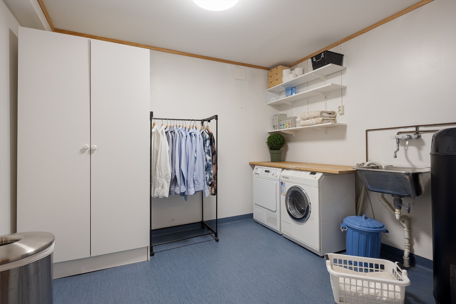 Stort og separat vaskerom med vinylbelegg på gulv. Rommet er utstyrt med opplegg til vaskemaskin, utslagsvask og oppvarming skjer via en panelovn. Smart varmtvannsbereder som bidrar til lavere kostnader/strømforbruk. Galleribilde