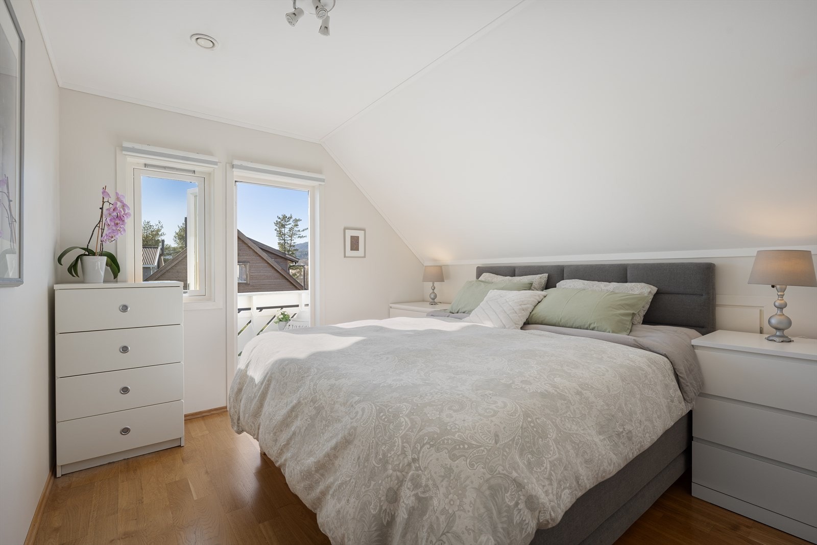 Hovedsoverommet er av god størrelse og har godt med plass til dobbeltseng, kommode etc. Galleribilde