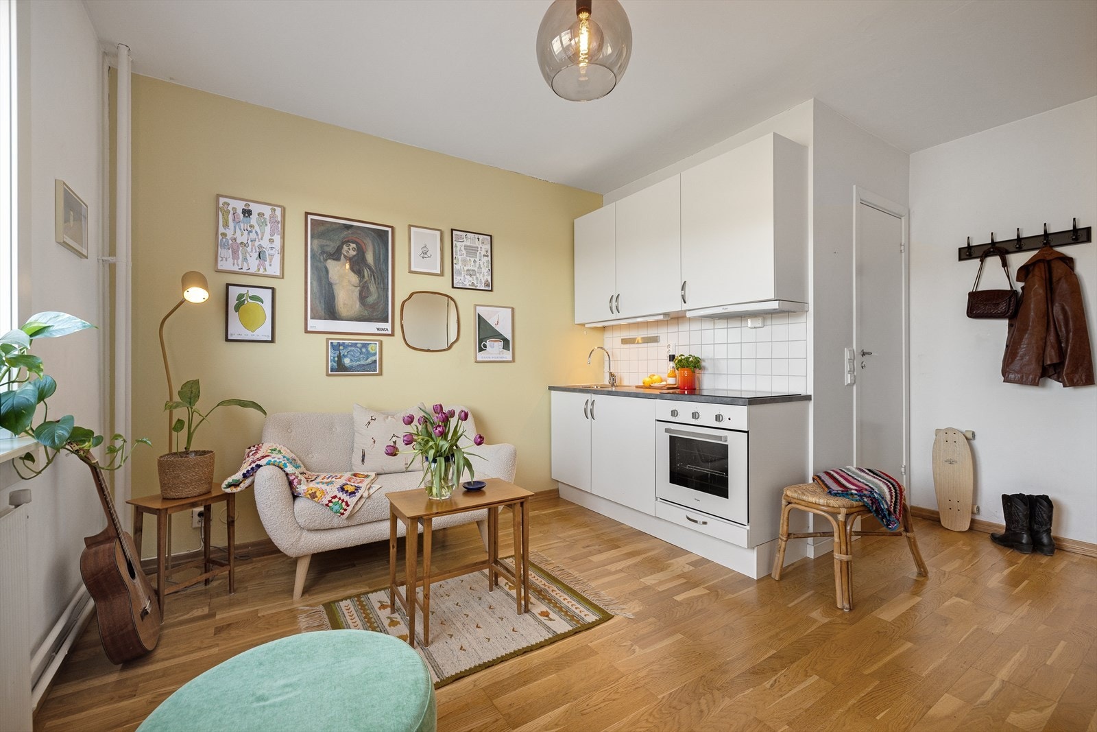 Det er også plass til et hyggelig spisebord som gir rom for gjester på besøk. Galleribilde