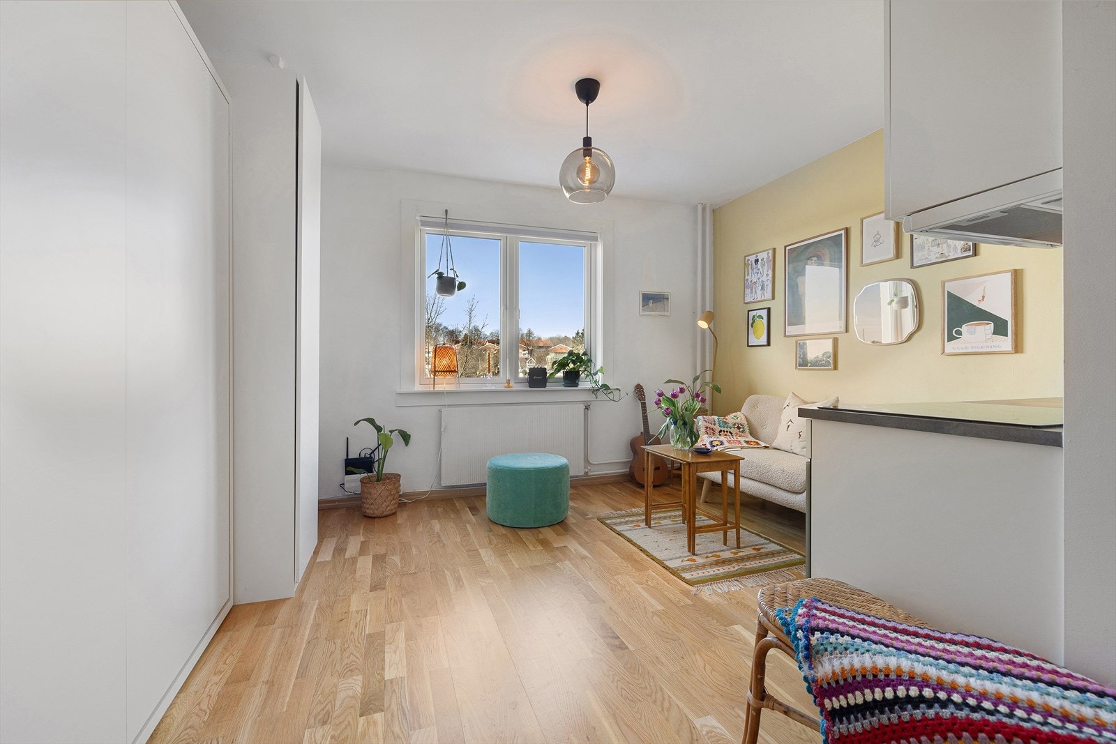 Arealeffektiv stue som gjør det enkelt å møblere med sofa, bord og tv-møblement. Galleribilde